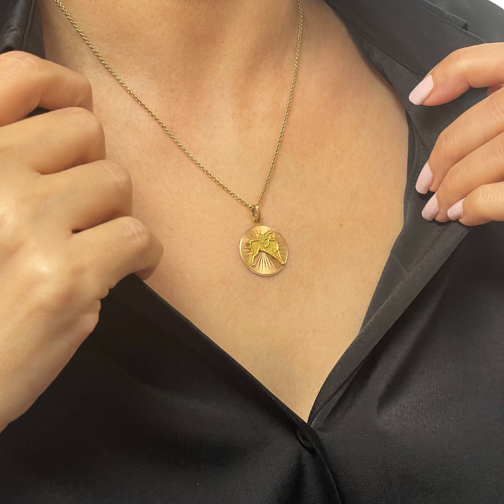 Vintage yellow gold Aries zodiac (March 21-April 19) charm/pendant.